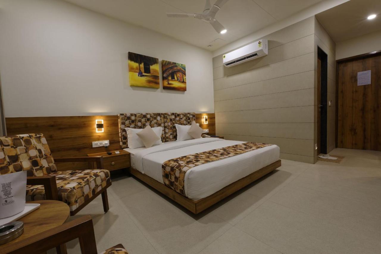 Hotel Flourish International Ahmedabad Buitenkant foto