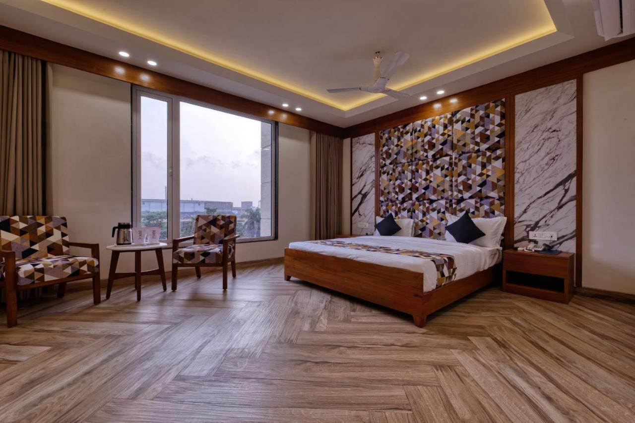 Hotel Flourish International Ahmedabad Buitenkant foto