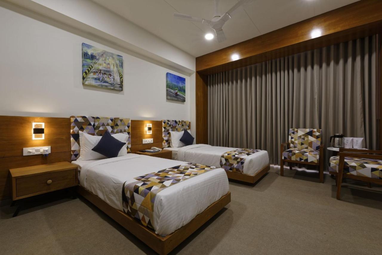 Hotel Flourish International Ahmedabad Buitenkant foto