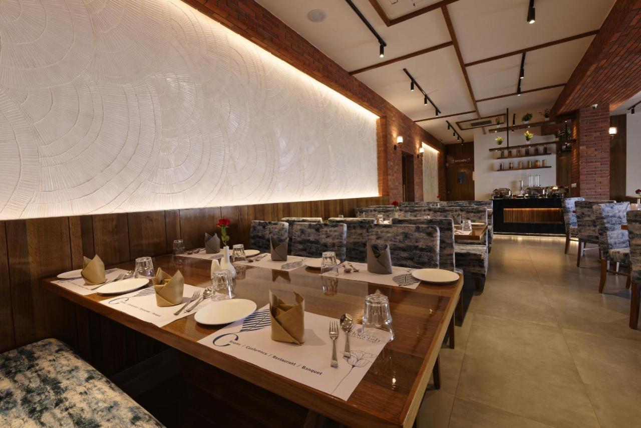 Hotel Flourish International Ahmedabad Buitenkant foto