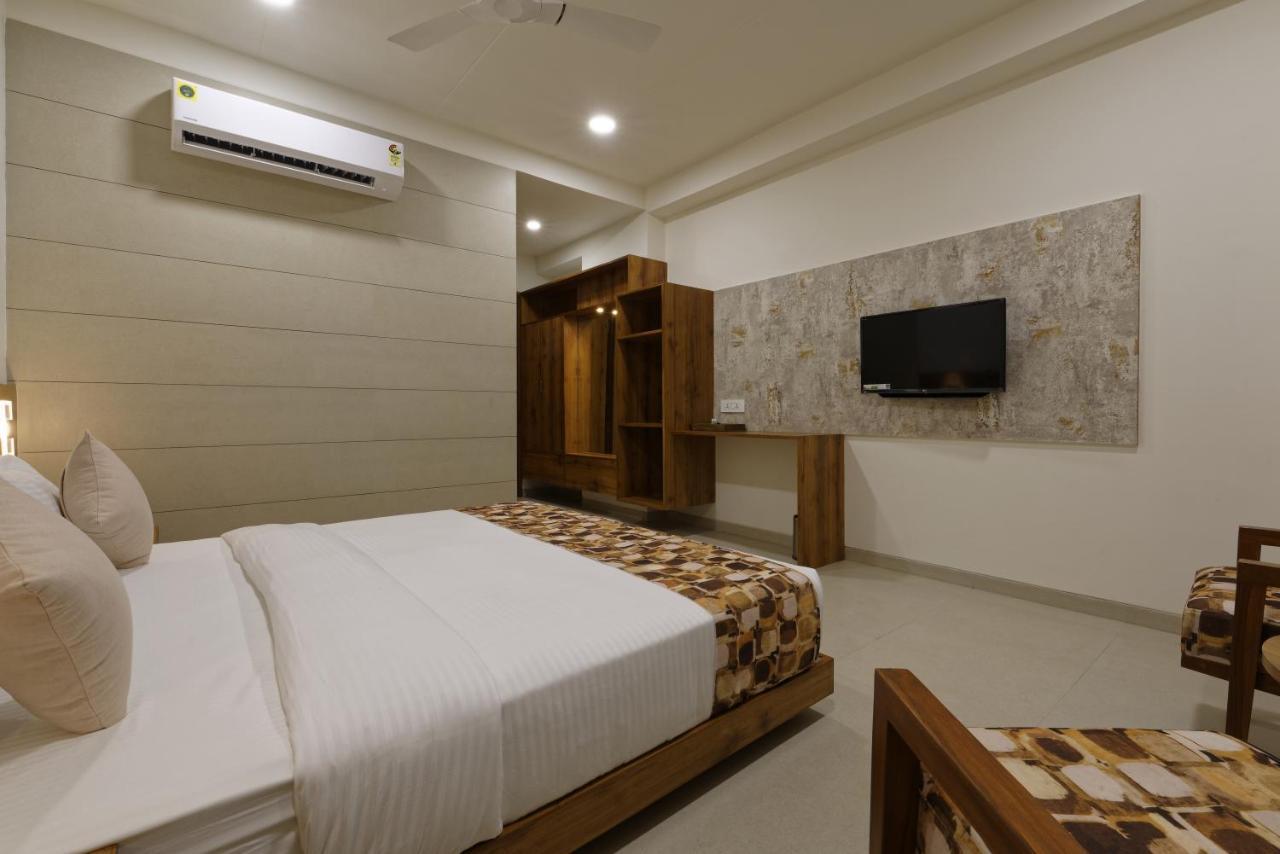 Hotel Flourish International Ahmedabad Buitenkant foto