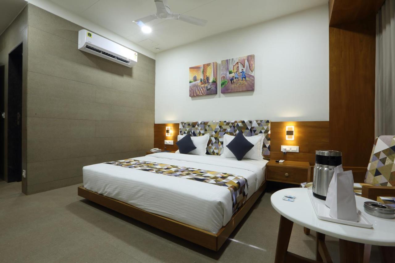 Hotel Flourish International Ahmedabad Buitenkant foto