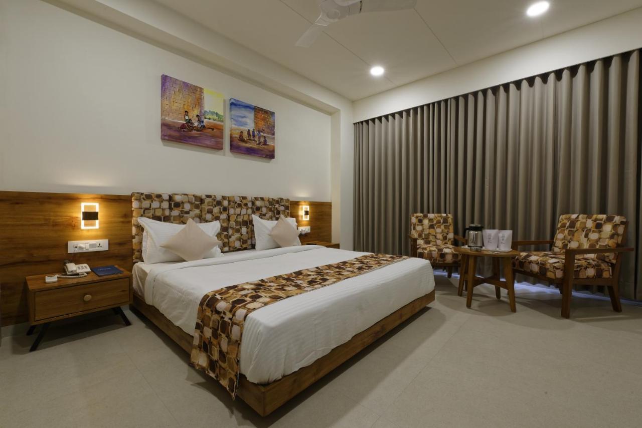 Hotel Flourish International Ahmedabad Buitenkant foto