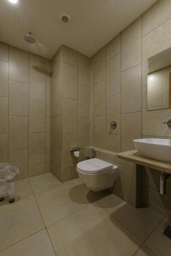 Hotel Flourish International Ahmedabad Buitenkant foto
