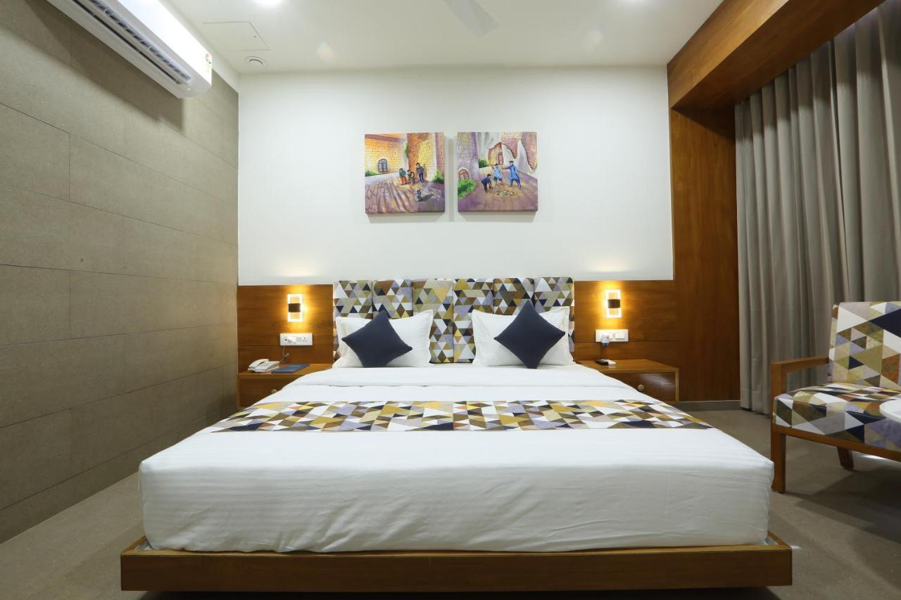 Hotel Flourish International Ahmedabad Buitenkant foto