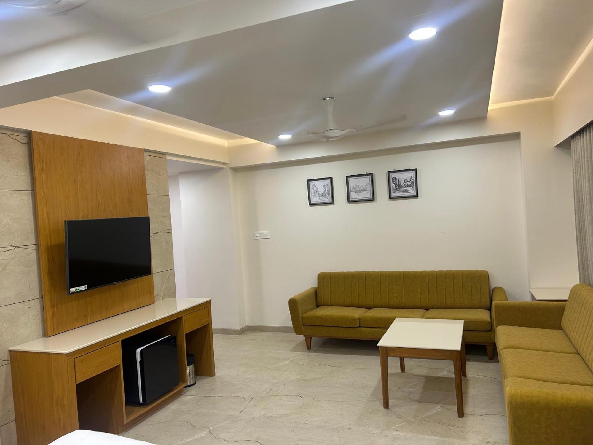 Hotel Flourish International Ahmedabad Buitenkant foto