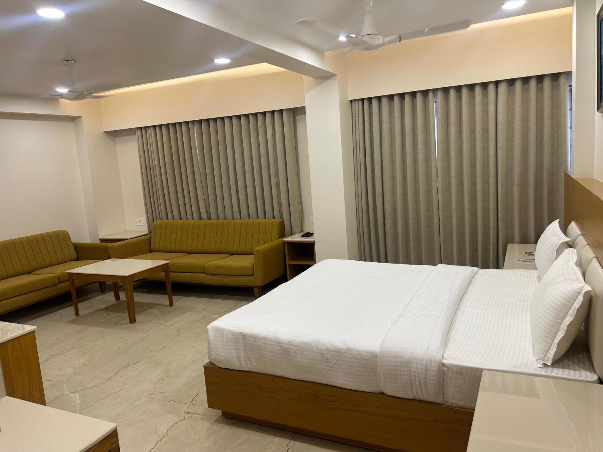 Hotel Flourish International Ahmedabad Buitenkant foto