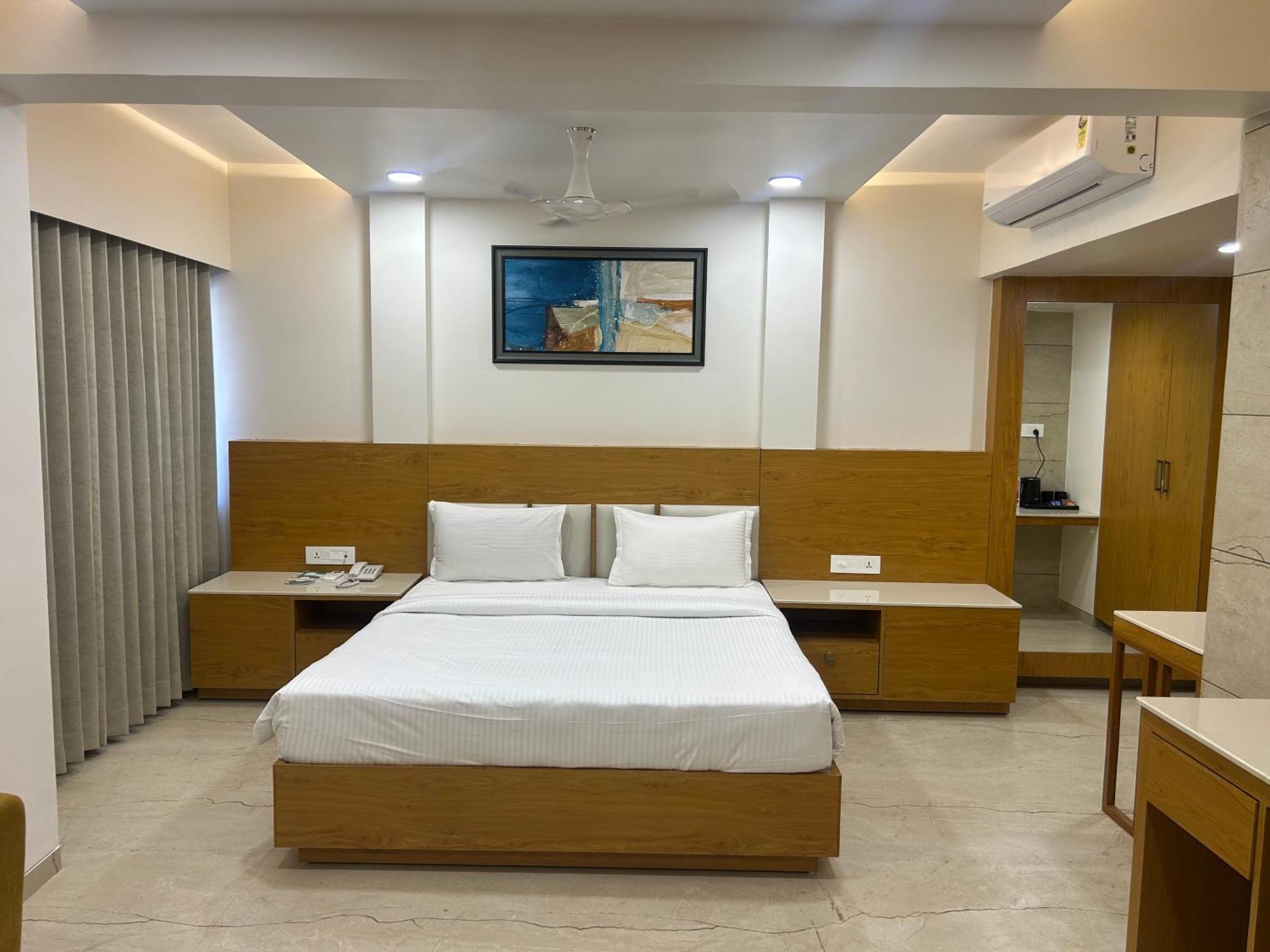 Hotel Flourish International Ahmedabad Buitenkant foto